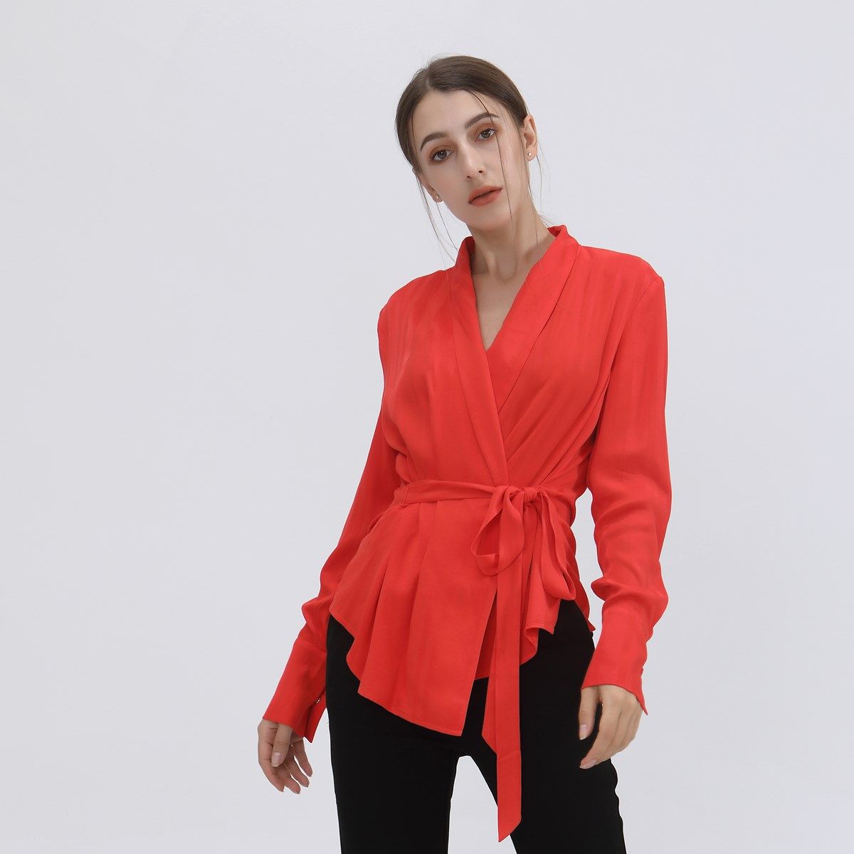 Raffinierte Wickelbluse aus mattem Satin