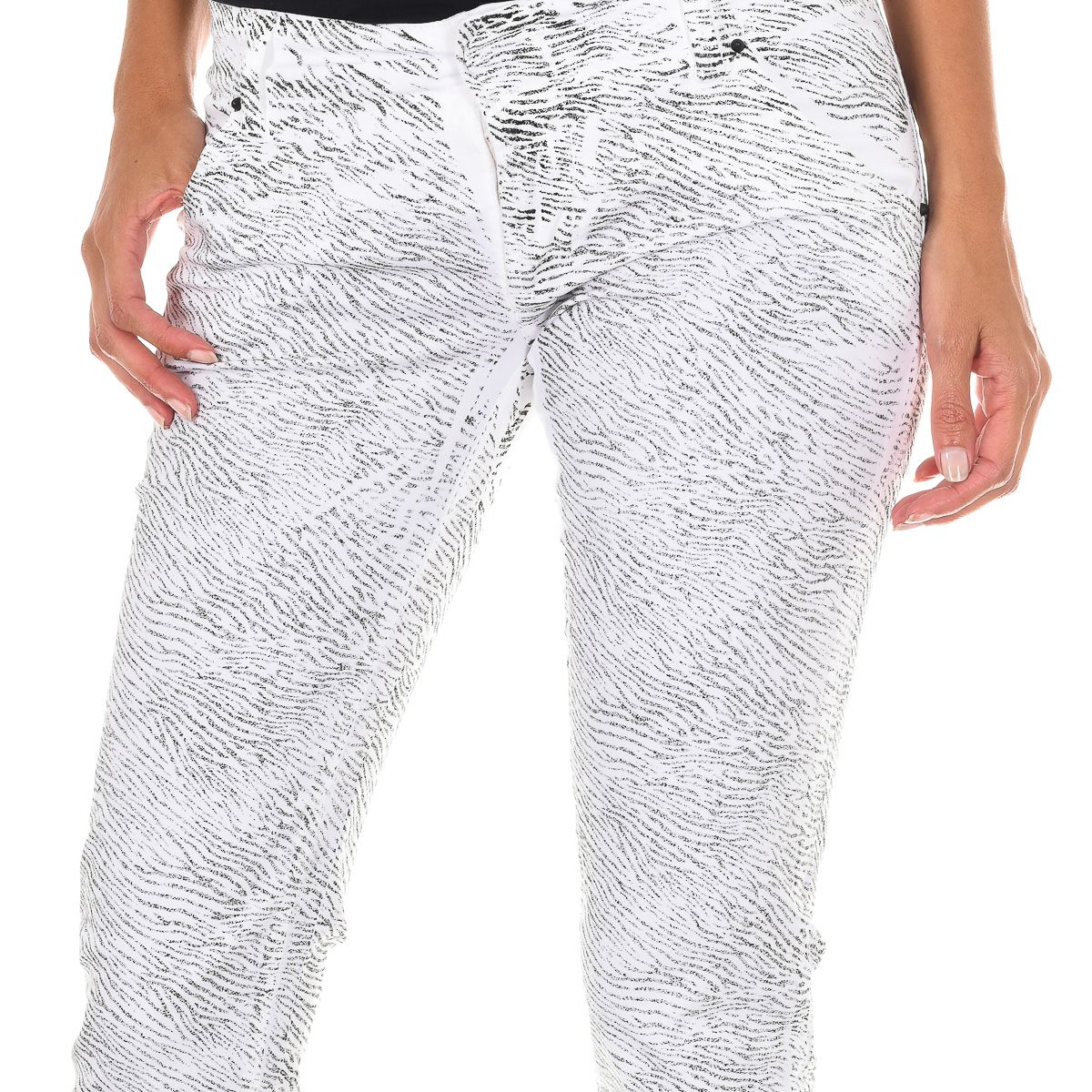 Schmale Hose mit abstraktem Linienmuster