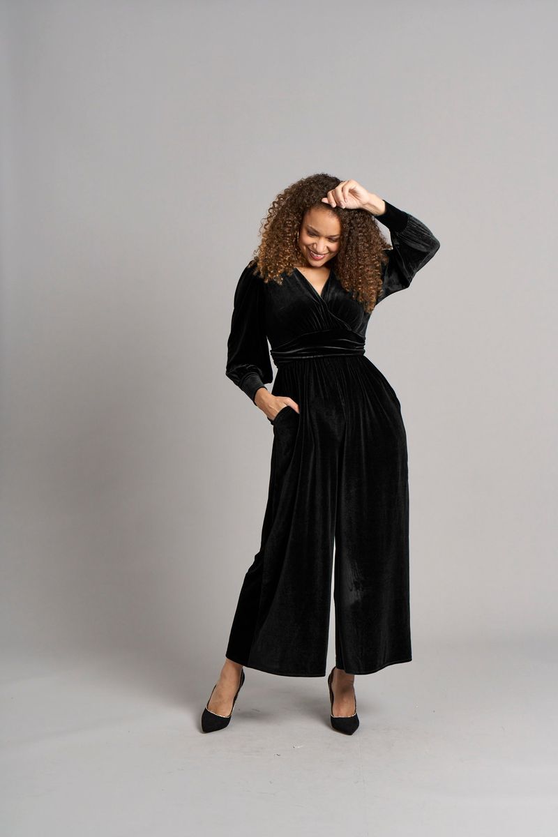 Samt-Jumpsuit mit Wickelausschnitt