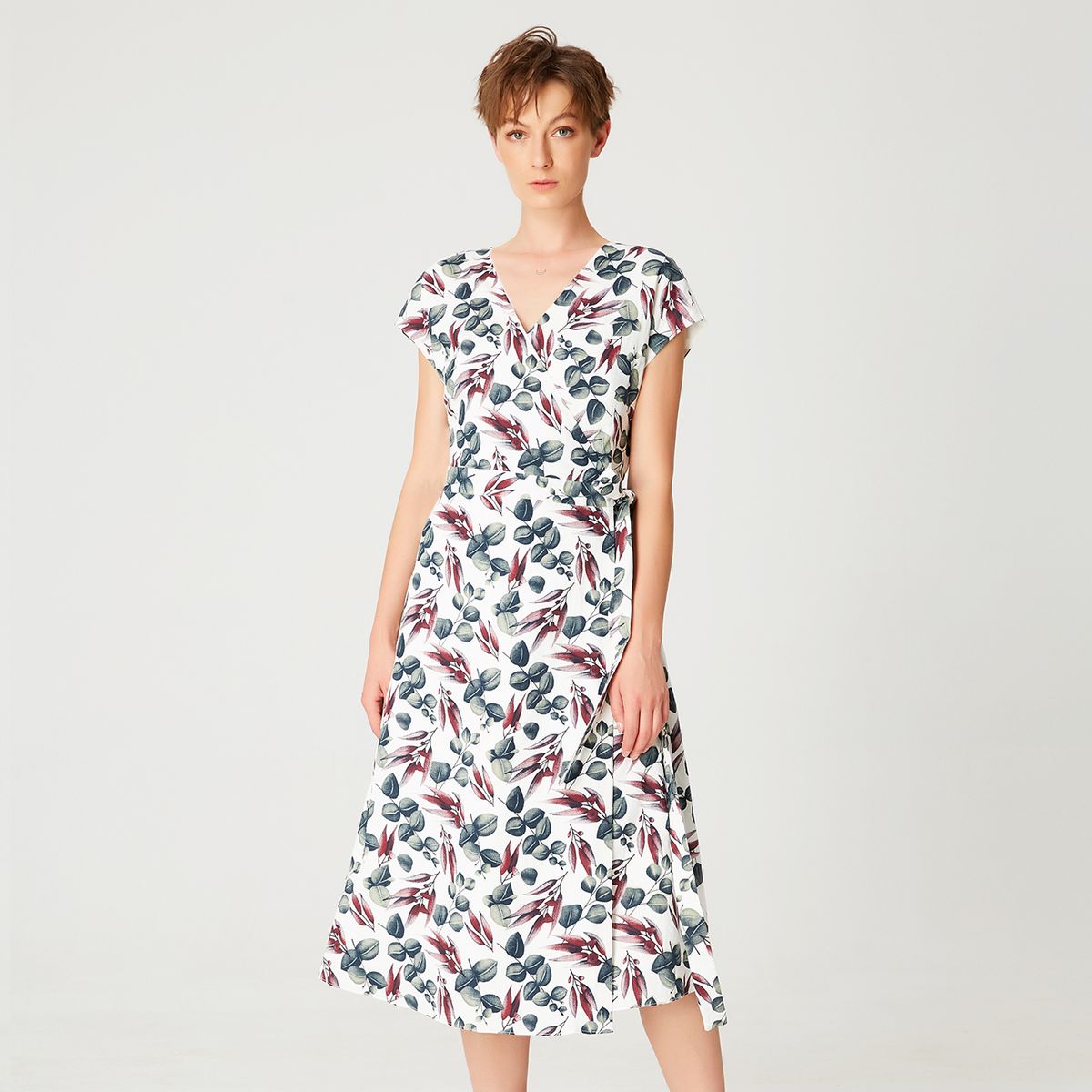 Elegantes Wickel-Midikleid mit Blätterdruck