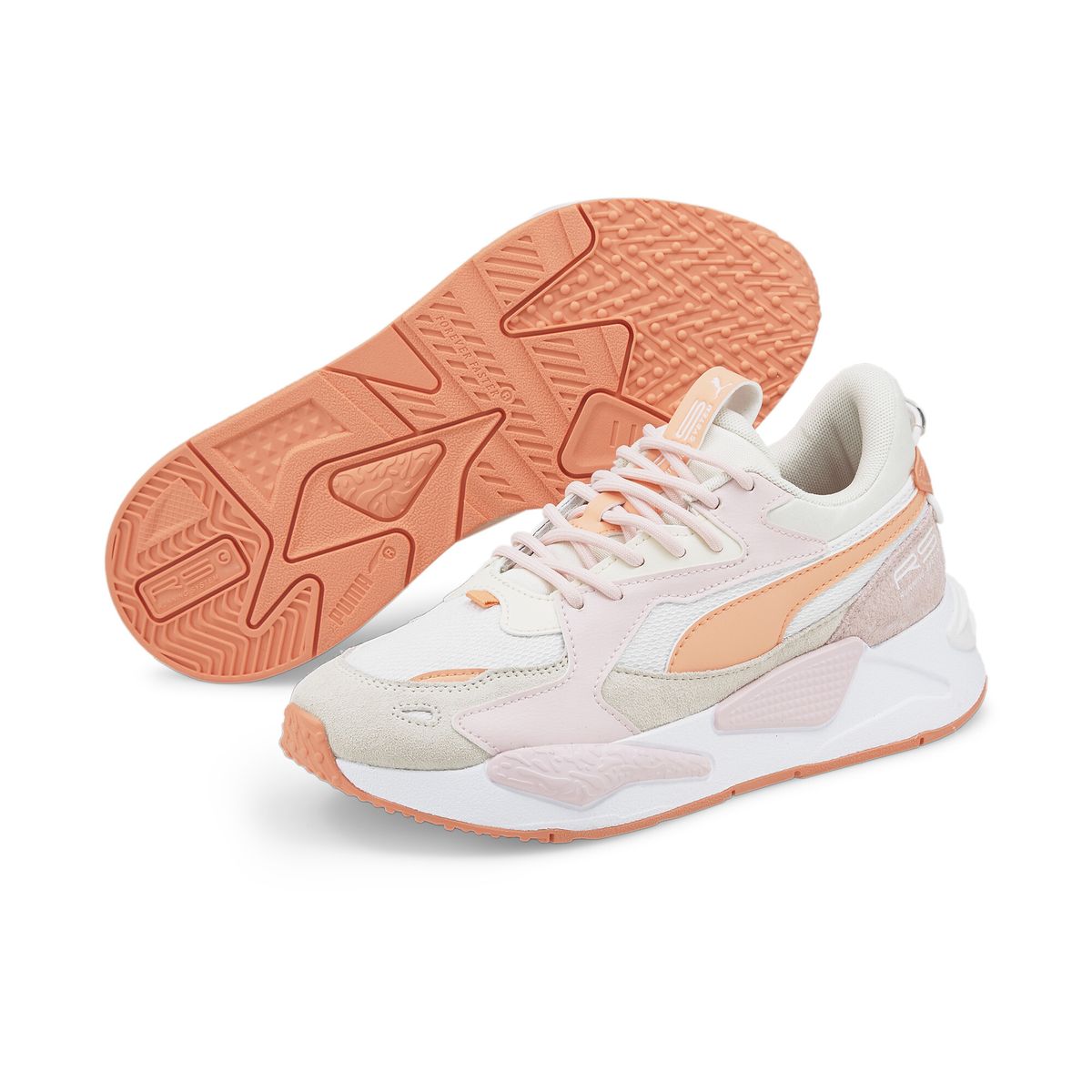 Retro-futuristische Sneaker mit Materialmix