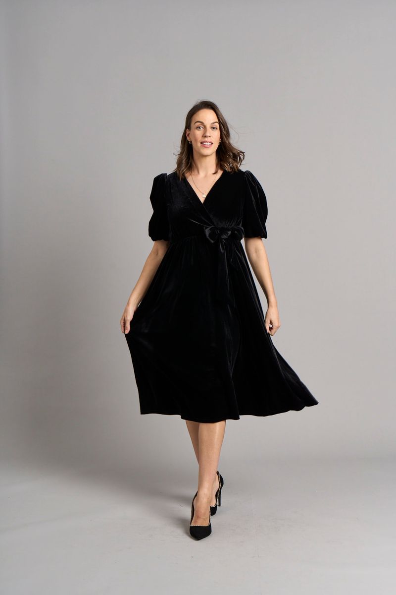Elegantes Samt-Midikleid mit Wickeloptik