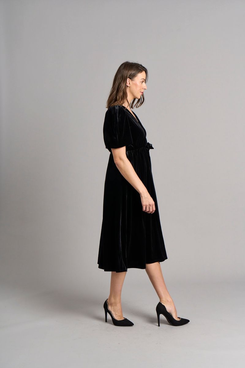 Elegantes Samt-Midikleid mit Wickeloptik