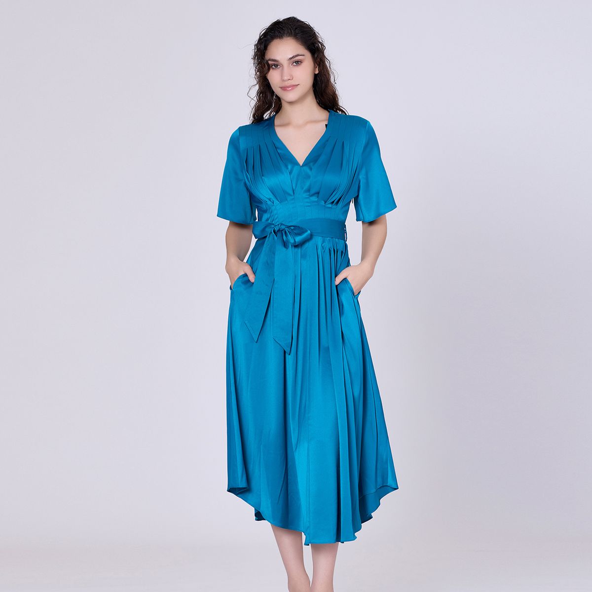Plissee-Midikleid aus Satin