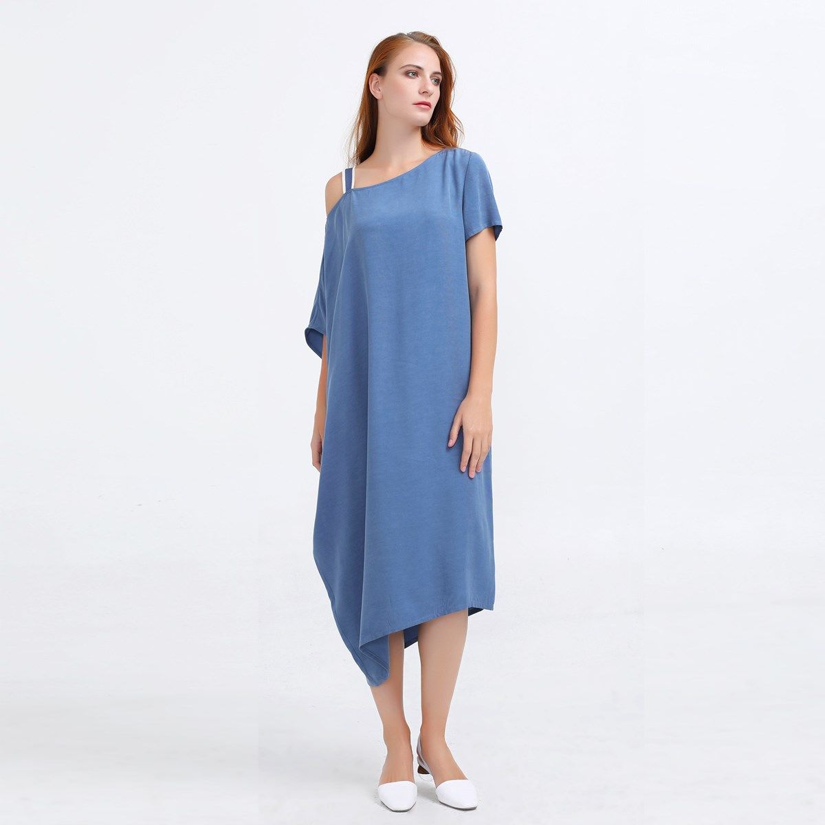 Minimalistisches asymmetrisches Off-Shoulder-Kleid