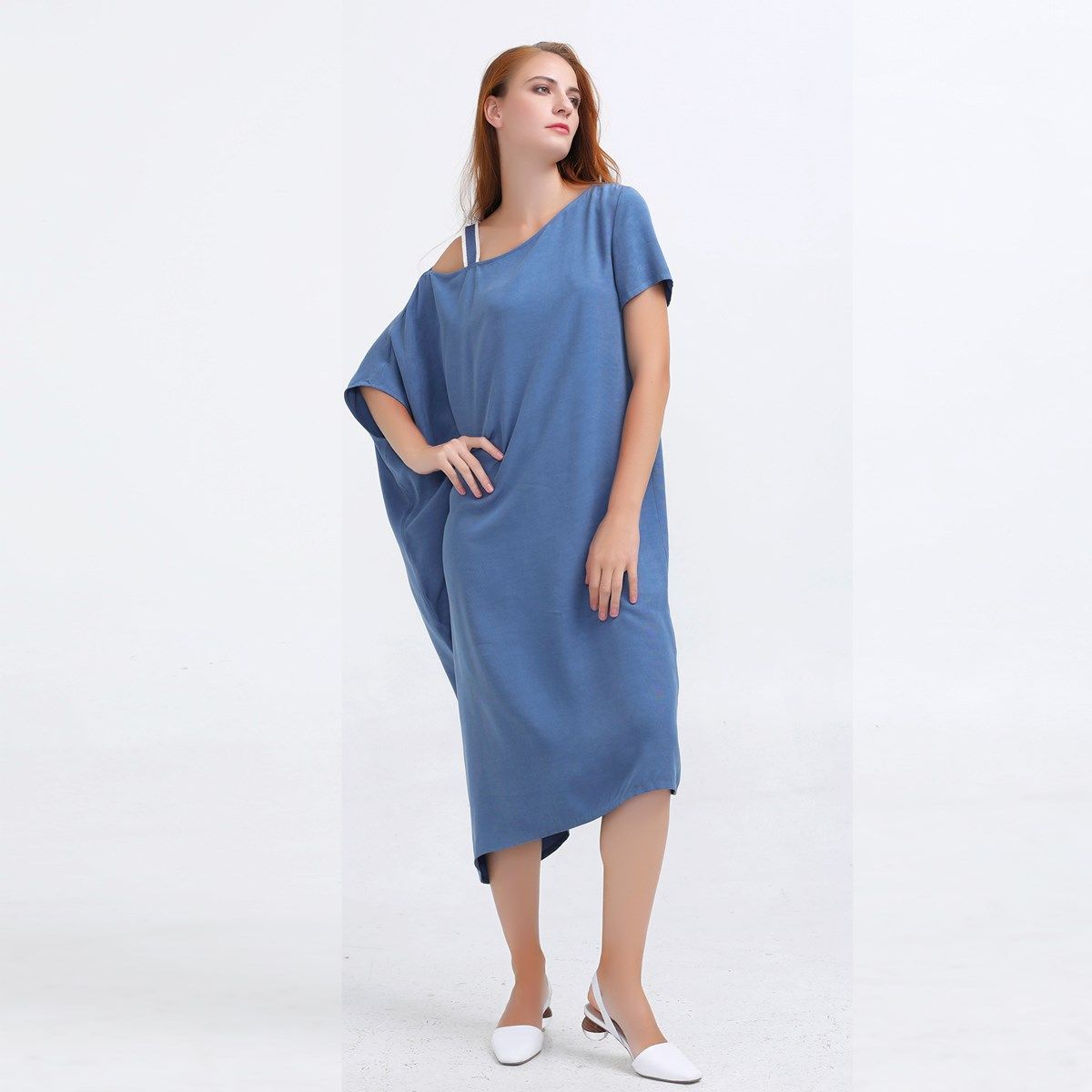 Minimalistisches asymmetrisches Off-Shoulder-Kleid
