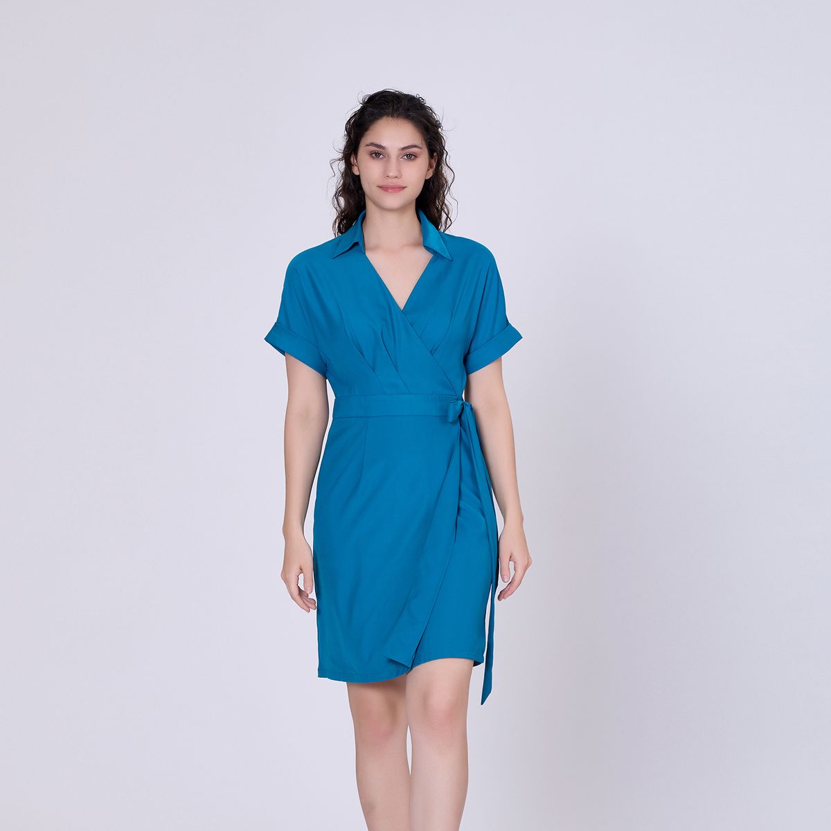 Minimalistisches Wickelkleid mit italienischem Kragen