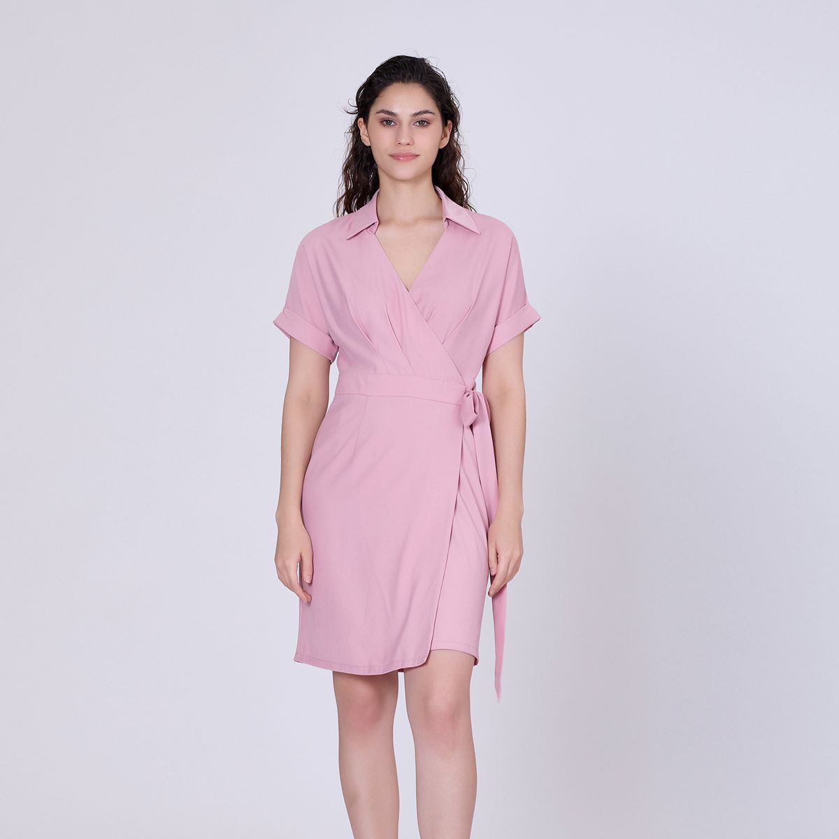 Minimalistisches Wickelkleid mit italienischem Kragen
