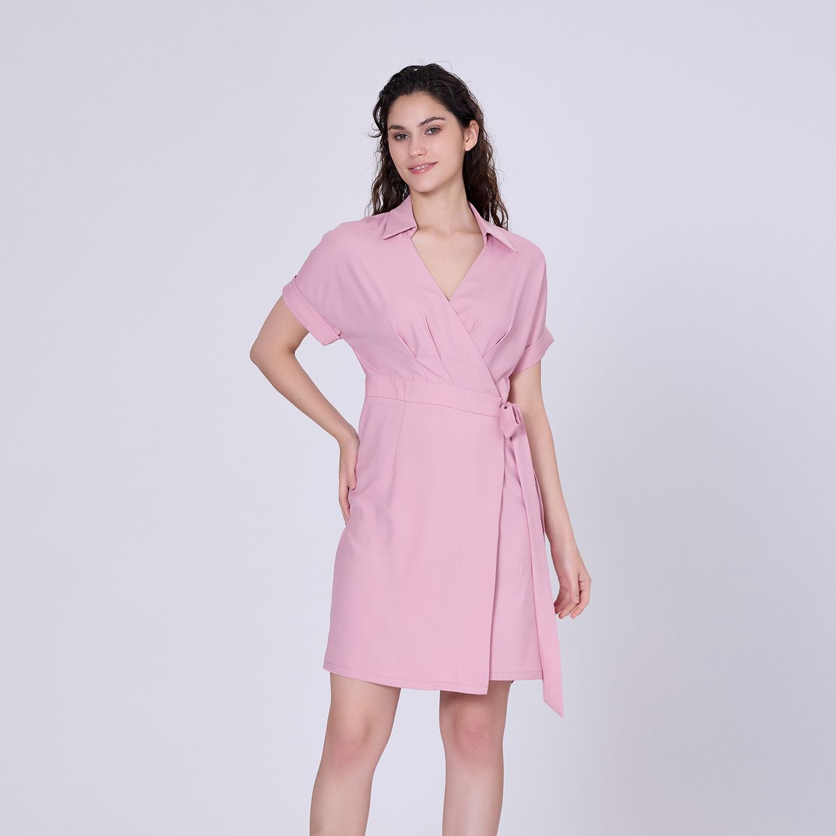 Minimalistisches Wickelkleid mit italienischem Kragen
