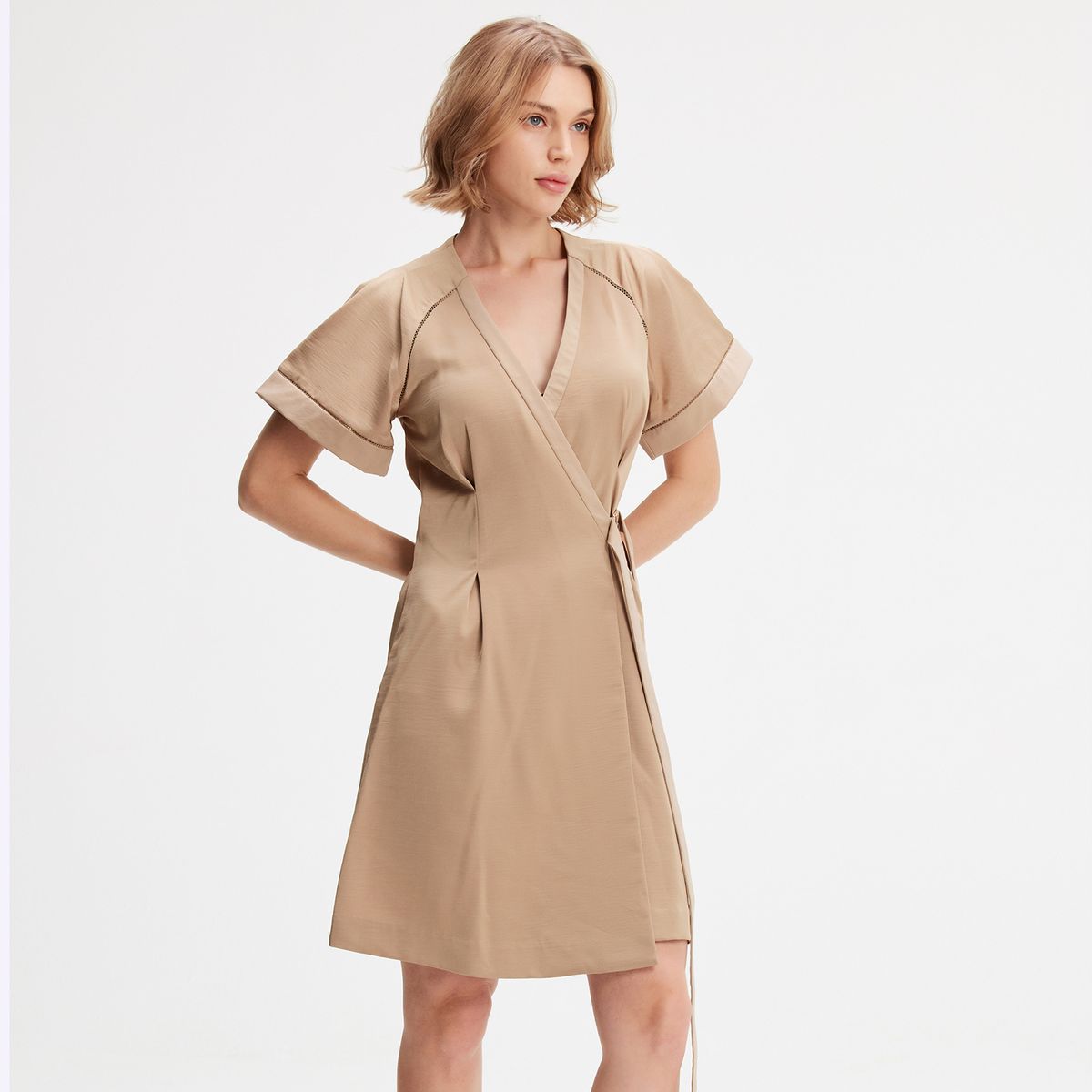 Minimalistisches Wickelkleid mit V-Ausschnitt