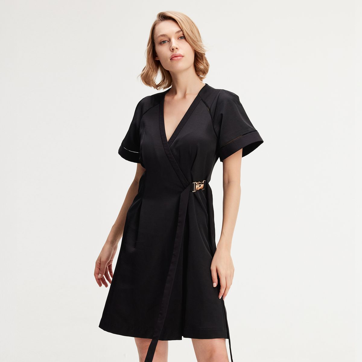 Minimalistisches Wickelkleid mit V-Ausschnitt