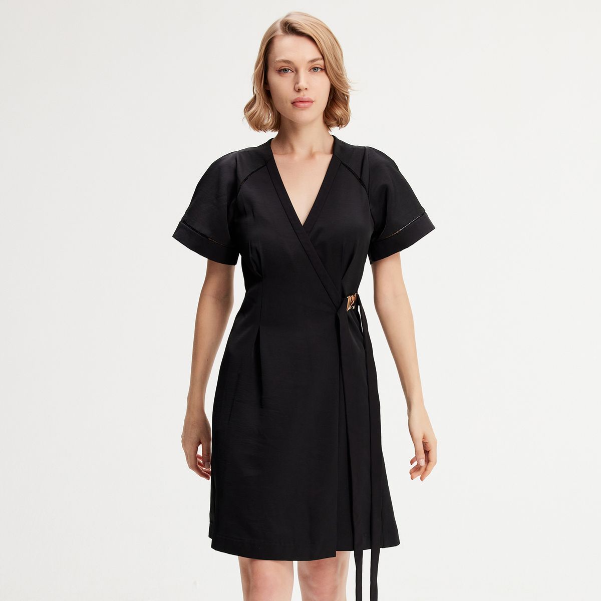 Minimalistisches Wickelkleid mit V-Ausschnitt