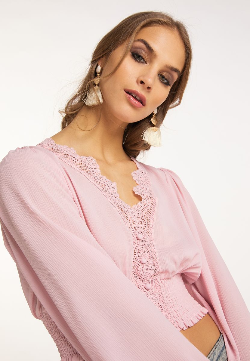 Kurze Spitzenbluse mit Smok-Taille