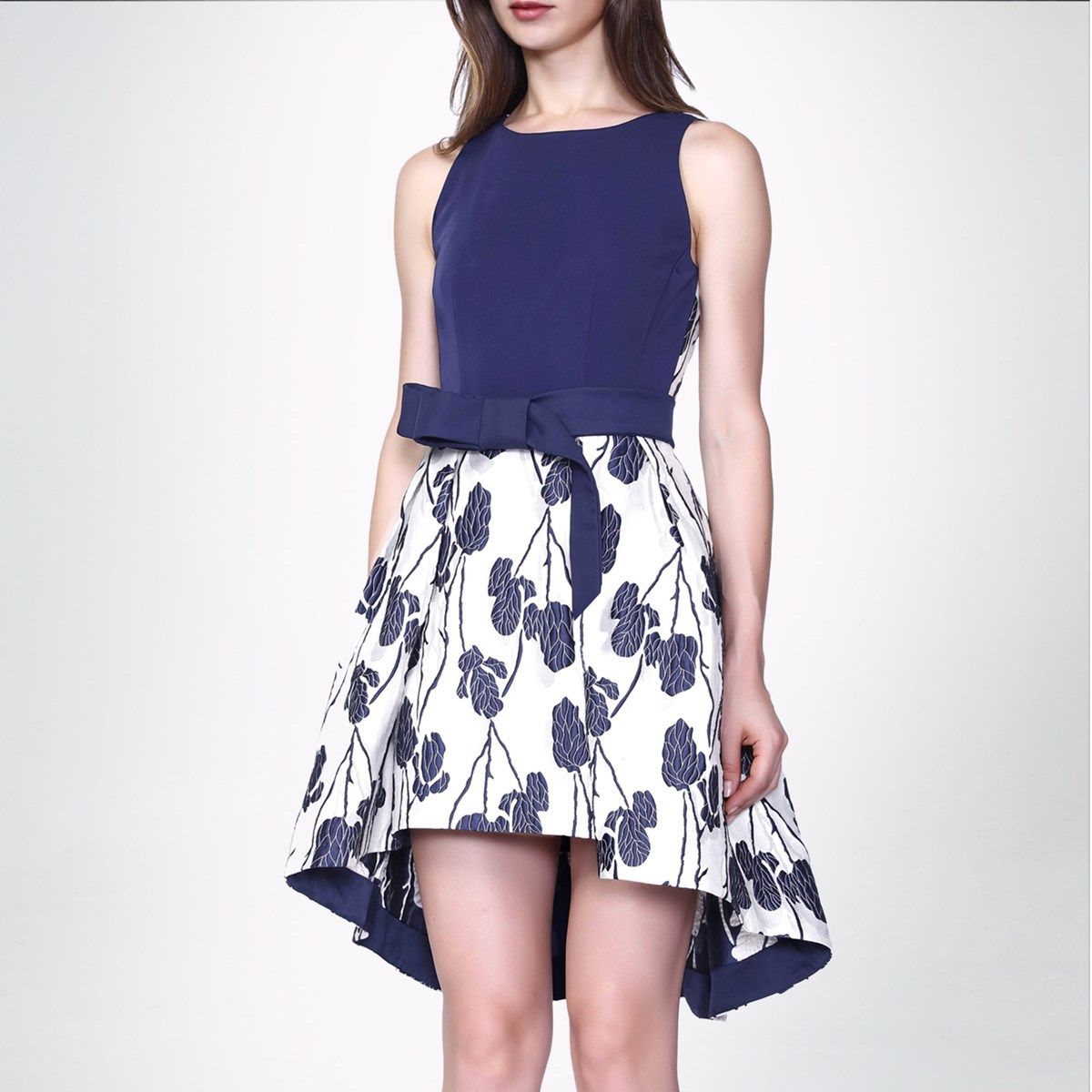 Blumenjacquard-Skaterkleid mit High-Low-Saum