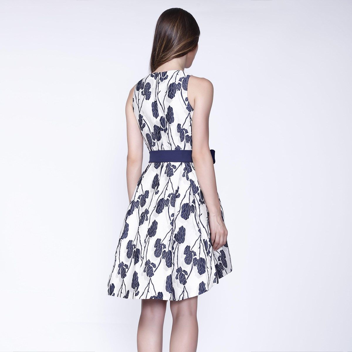 Blumenjacquard-Skaterkleid mit High-Low-Saum
