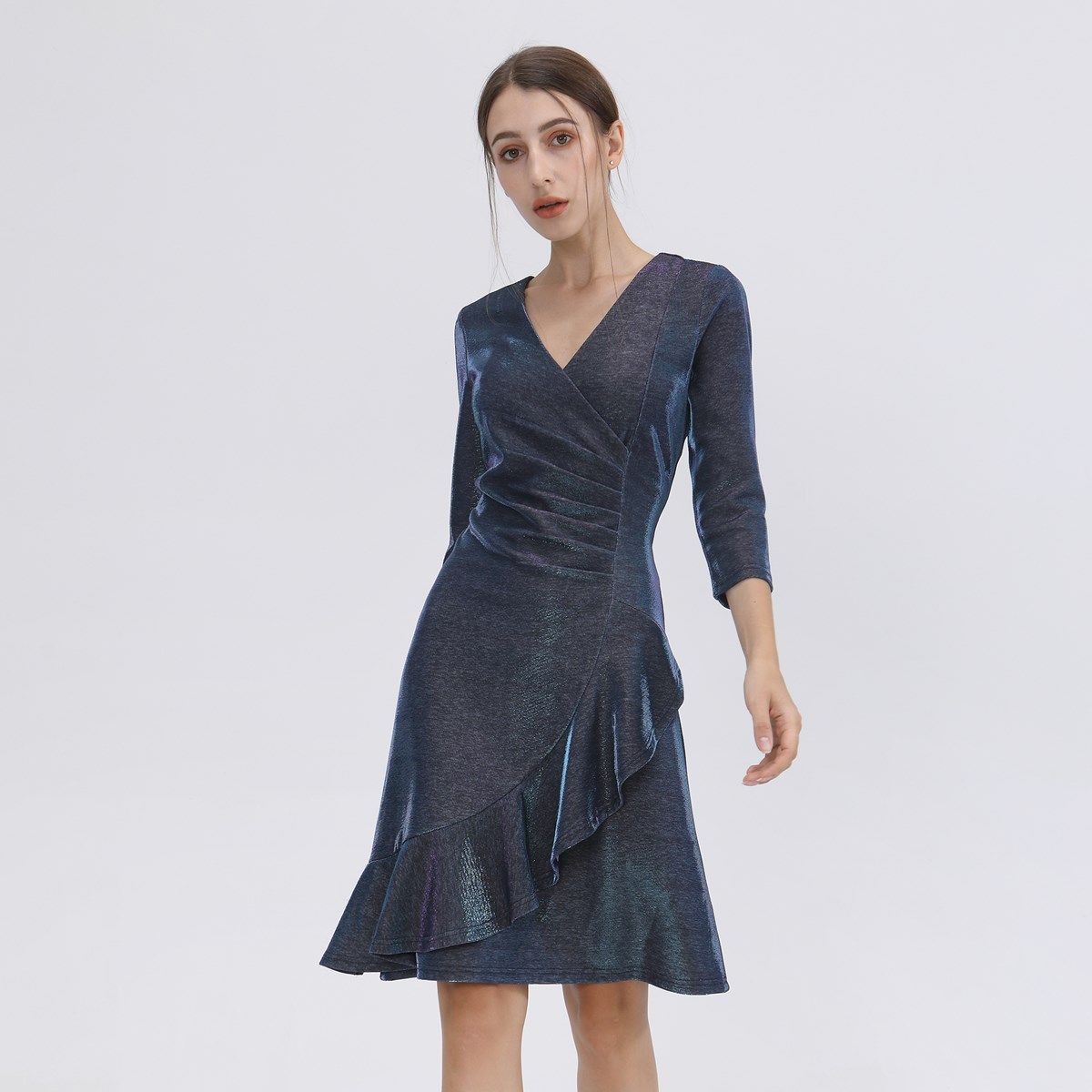 Schimmerndes Wickelkleid mit Rüschen