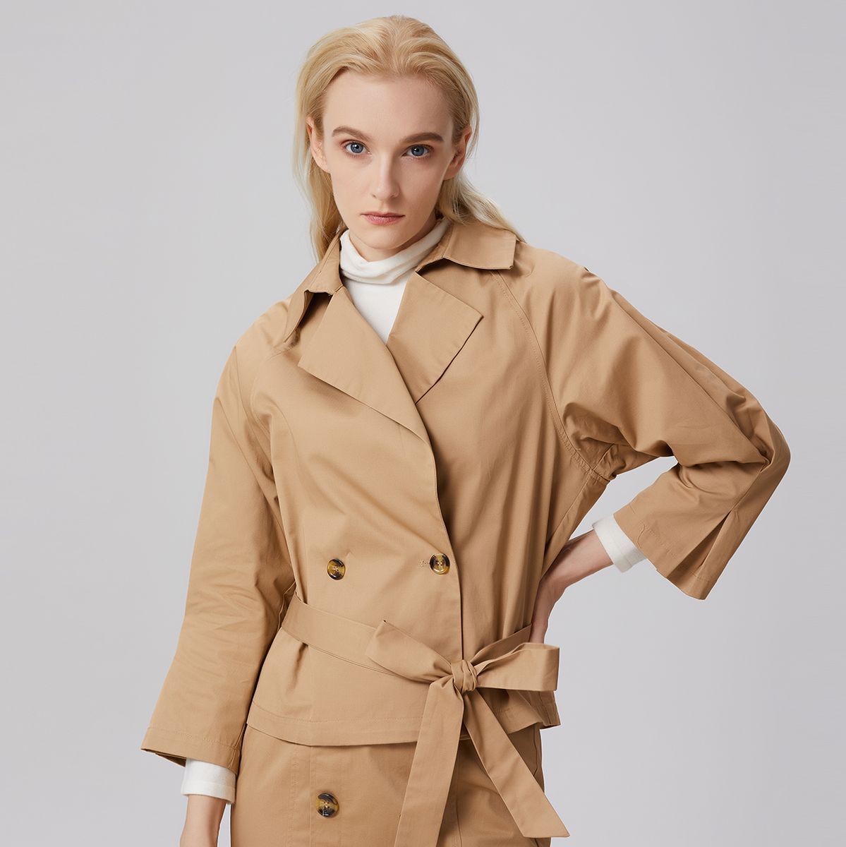 Zweireihiger Trenchcoat in Kurzform
