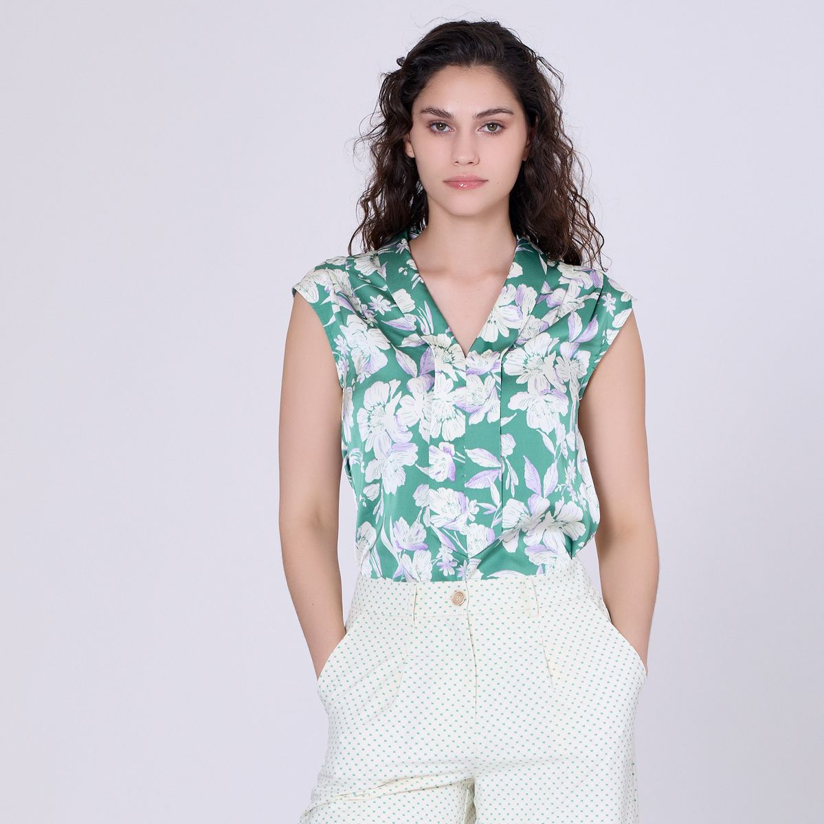 Ärmellose Bluse mit Makro-Blumenprint