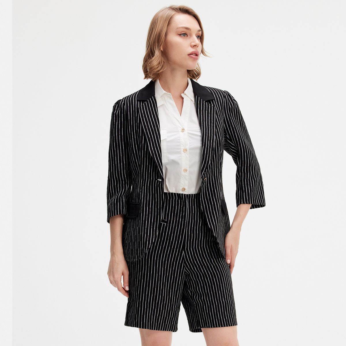 Taillierter Nadelstreifen-Blazer mit Satin-Details