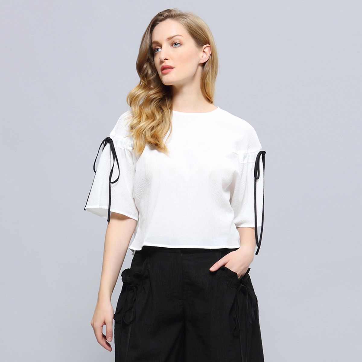 Minimalistisches Crop-Top mit Tulpenärmeln
