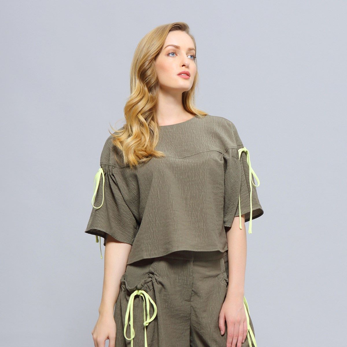 Minimalistisches Crop-Top mit Tulpenärmeln