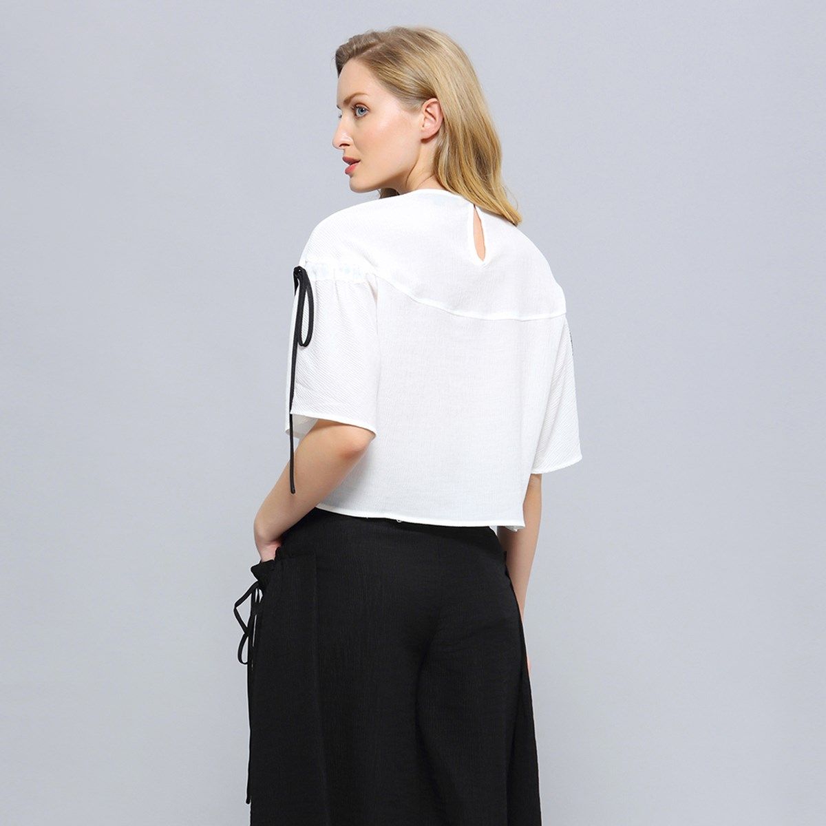 Minimalistisches Crop-Top mit Tulpenärmeln