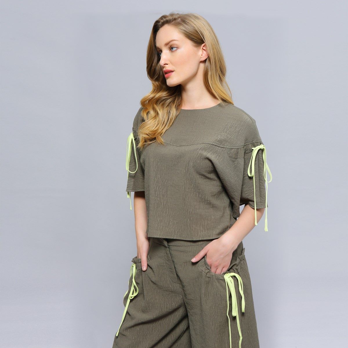 Minimalistisches Crop-Top mit Tulpenärmeln