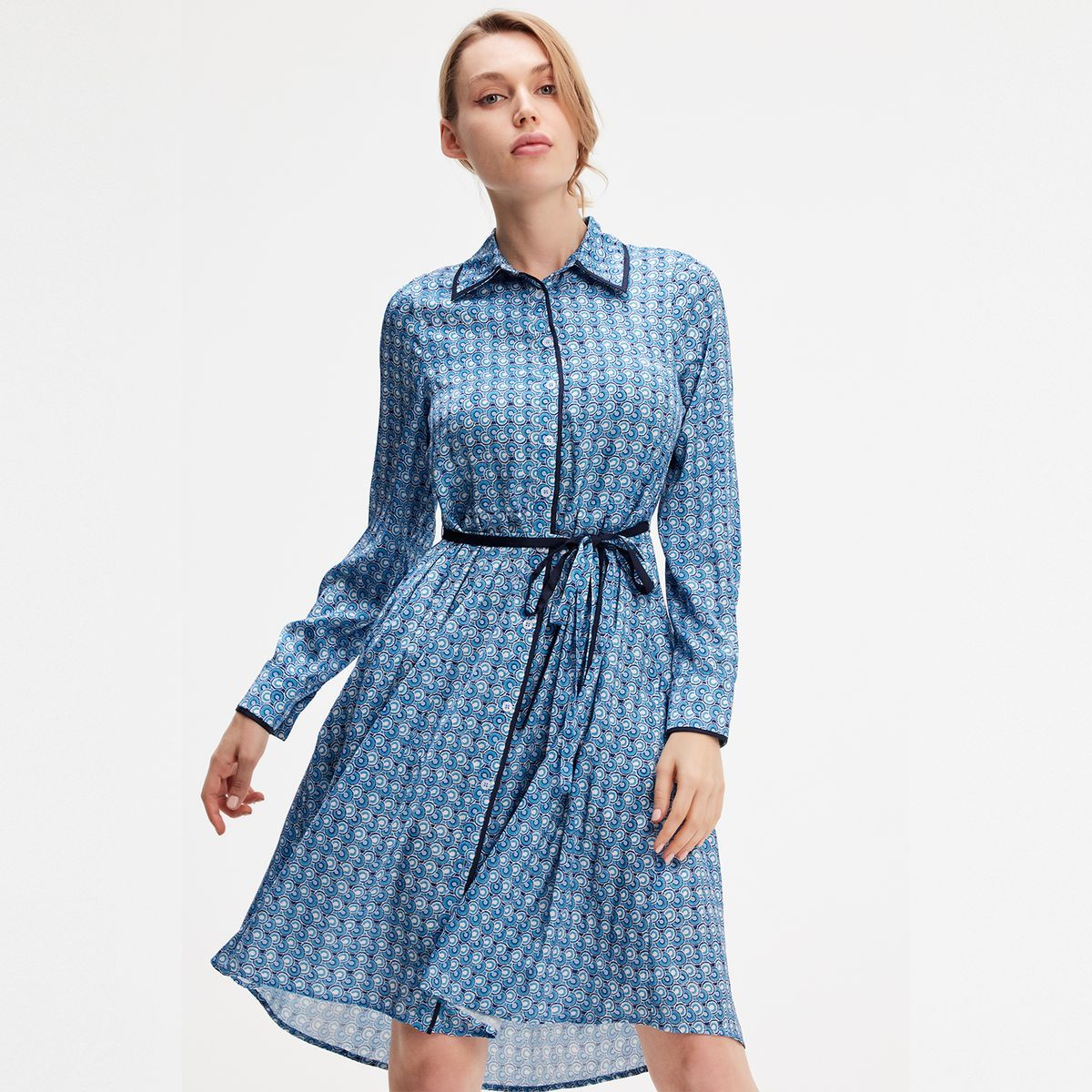 Hemdblusenkleid mit geometrischem Print und Gürtel