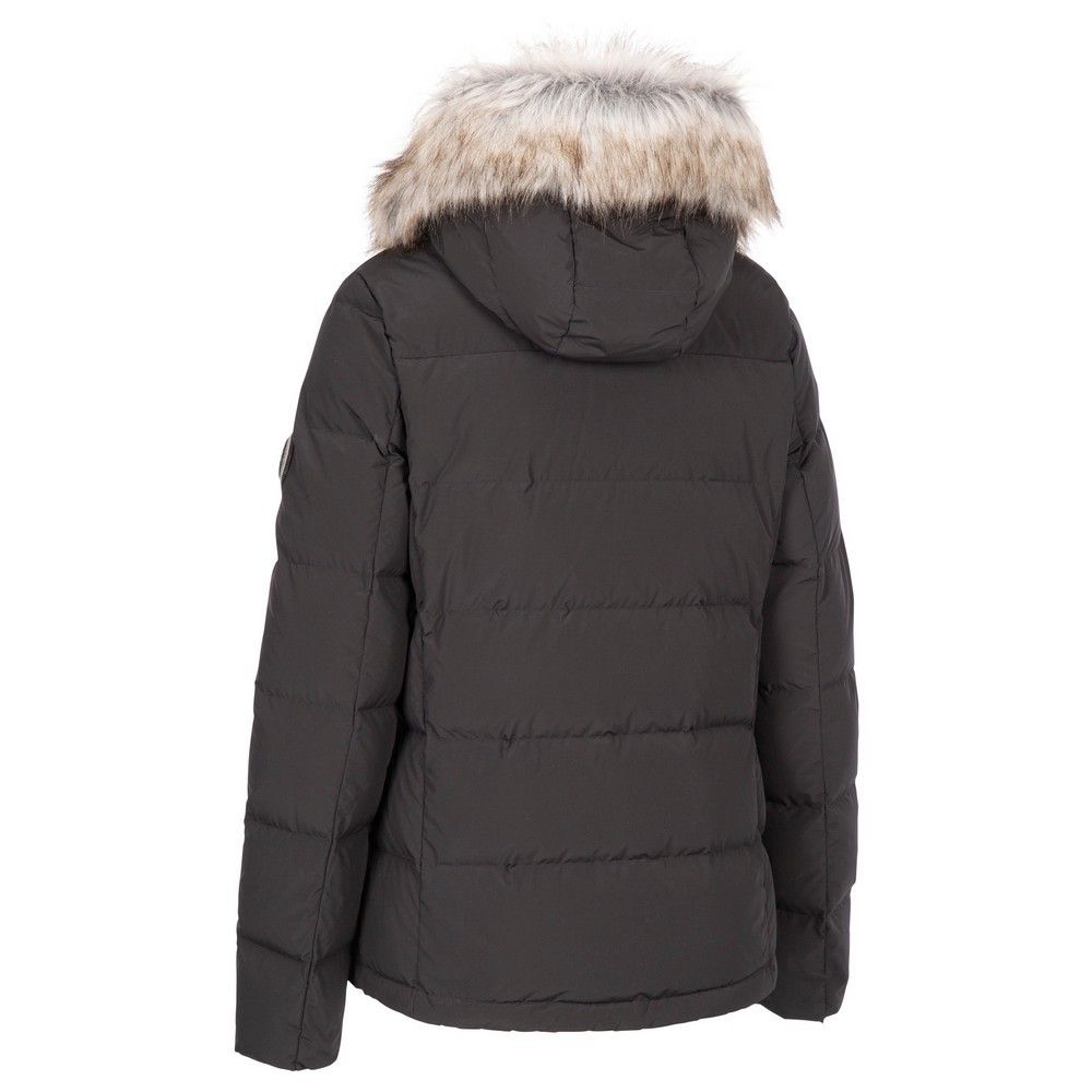 Isolierte gesteppte Daunen-Winterjacke