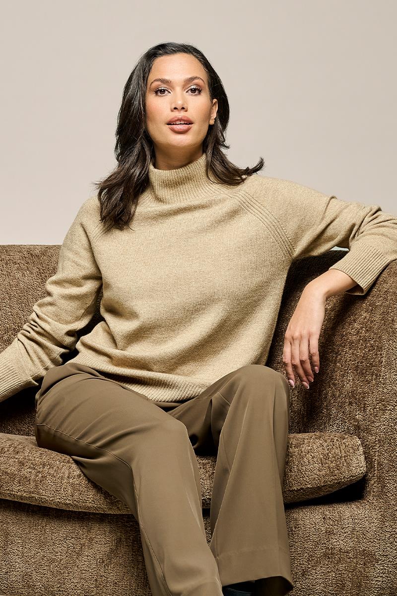 Raglan-Strickpullover mit hohem Kragen