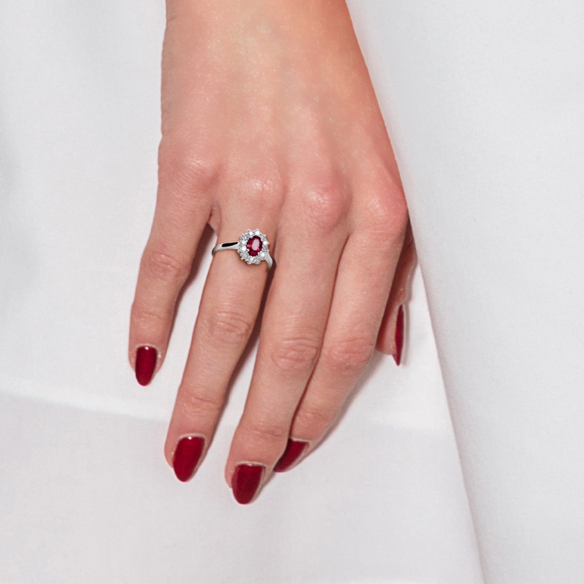 Eleganter Rubin- und Diamant-Halo-Ring
