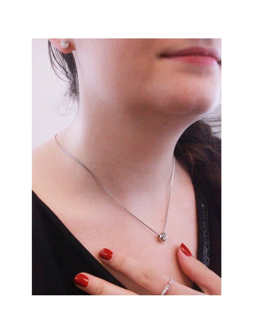 Minimalistisches Collier mit Solitäranhänger