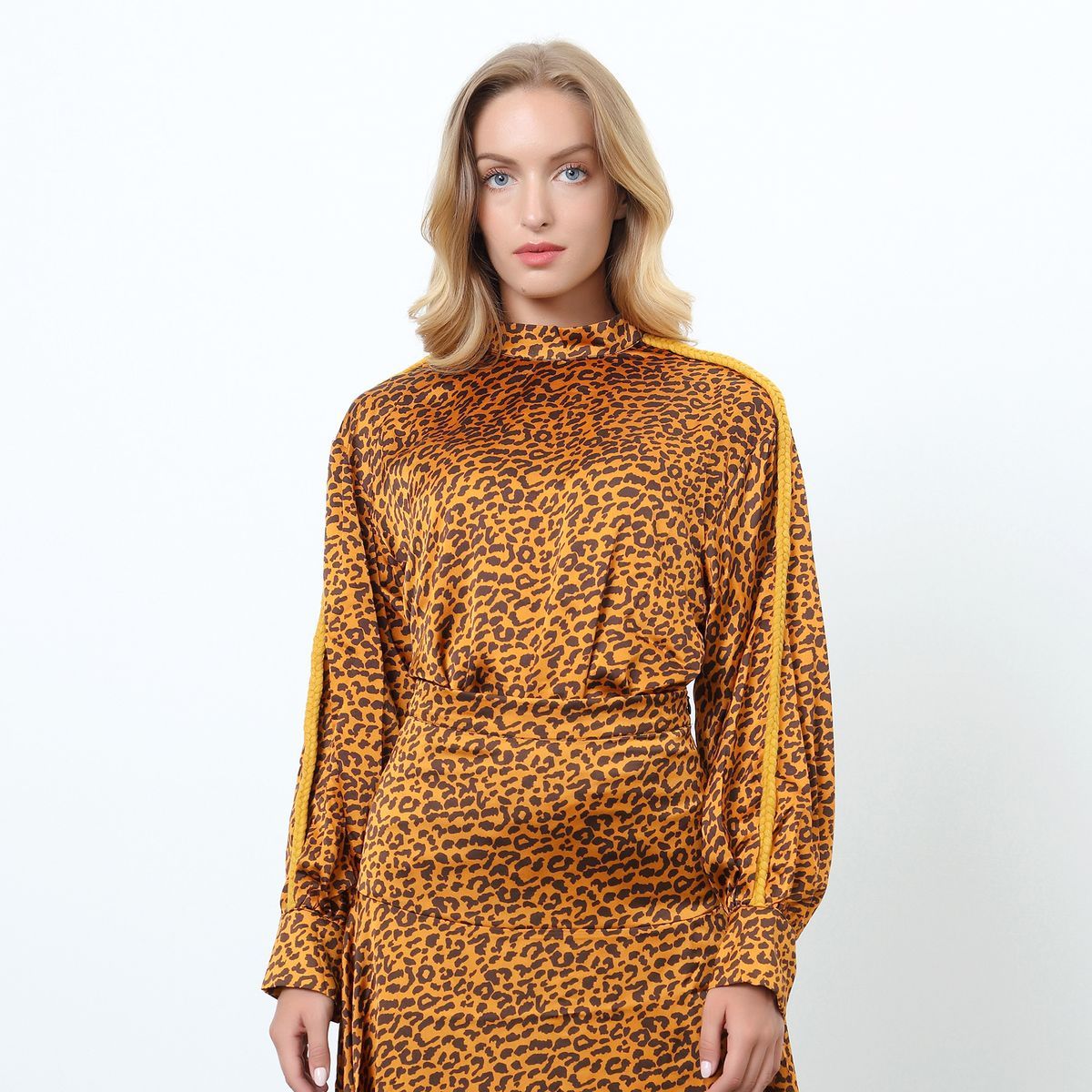 Hochgeschlossene Bluse mit Leopardenmuster und Flechtbordüre