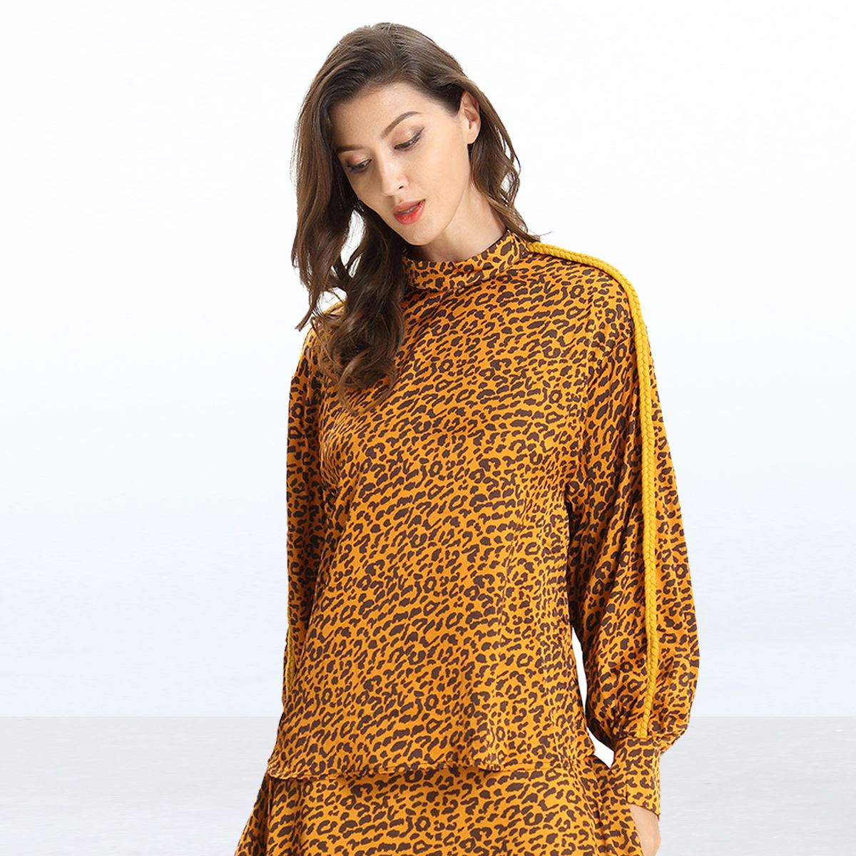 Hochgeschlossene Bluse mit Leopardenmuster und Flechtbordüre