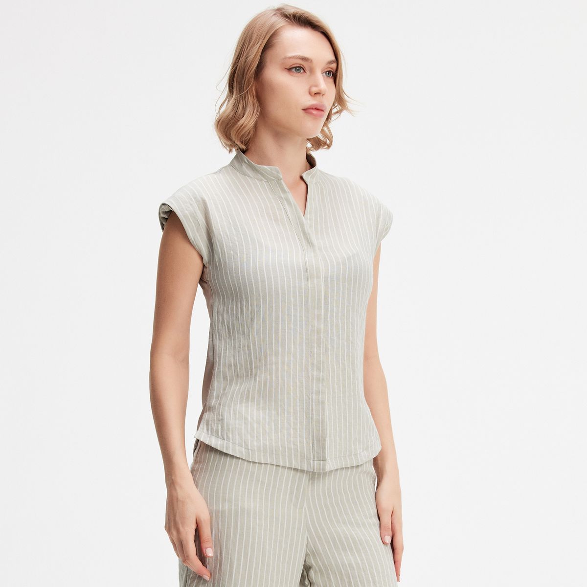 Gestreiftes Bi-Material-Top mit Stehkragen