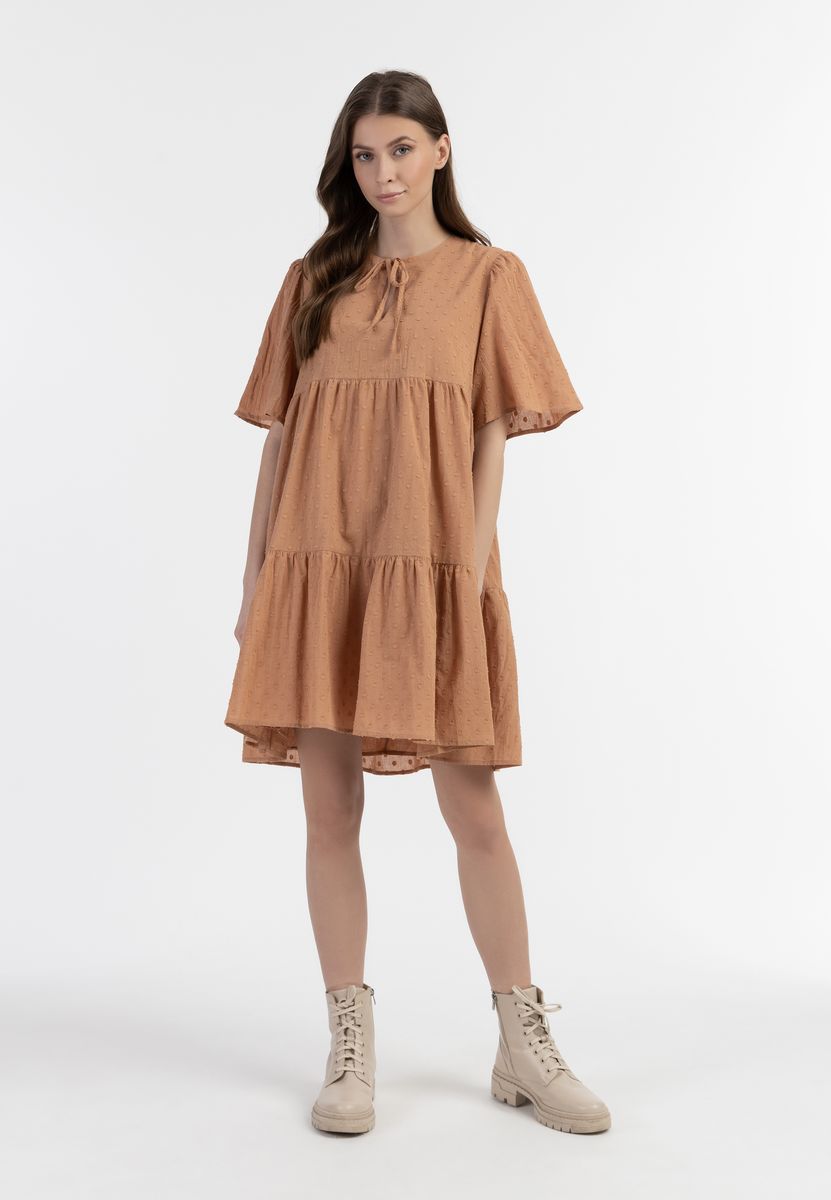 Gestuftes Baumwollkleid mit Strukturpunkten