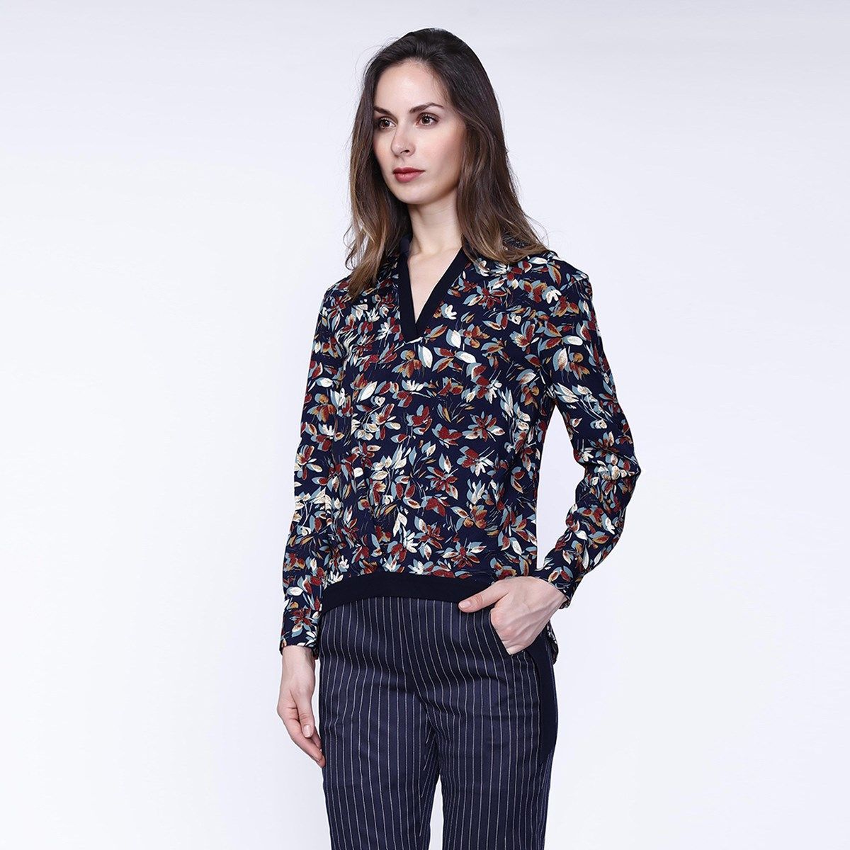 Elegante Satin-Bluse mit V-Ausschnitt
