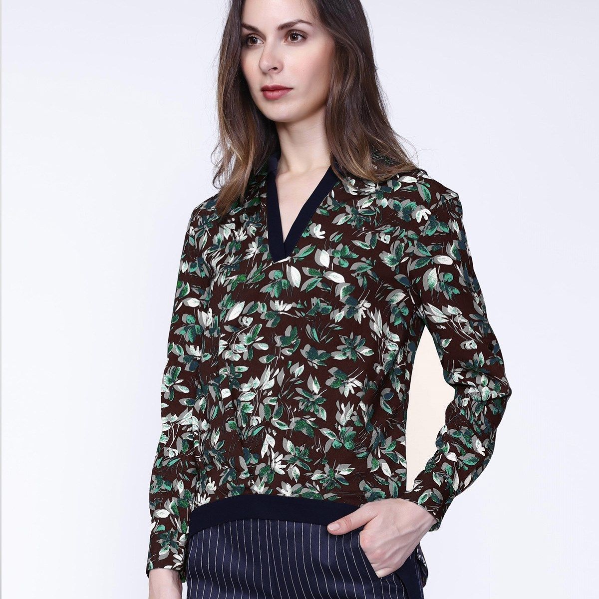 Elegante Satin-Bluse mit V-Ausschnitt
