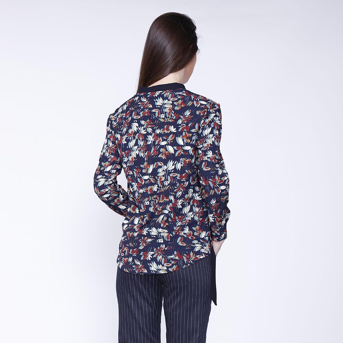 Elegante Satin-Bluse mit V-Ausschnitt