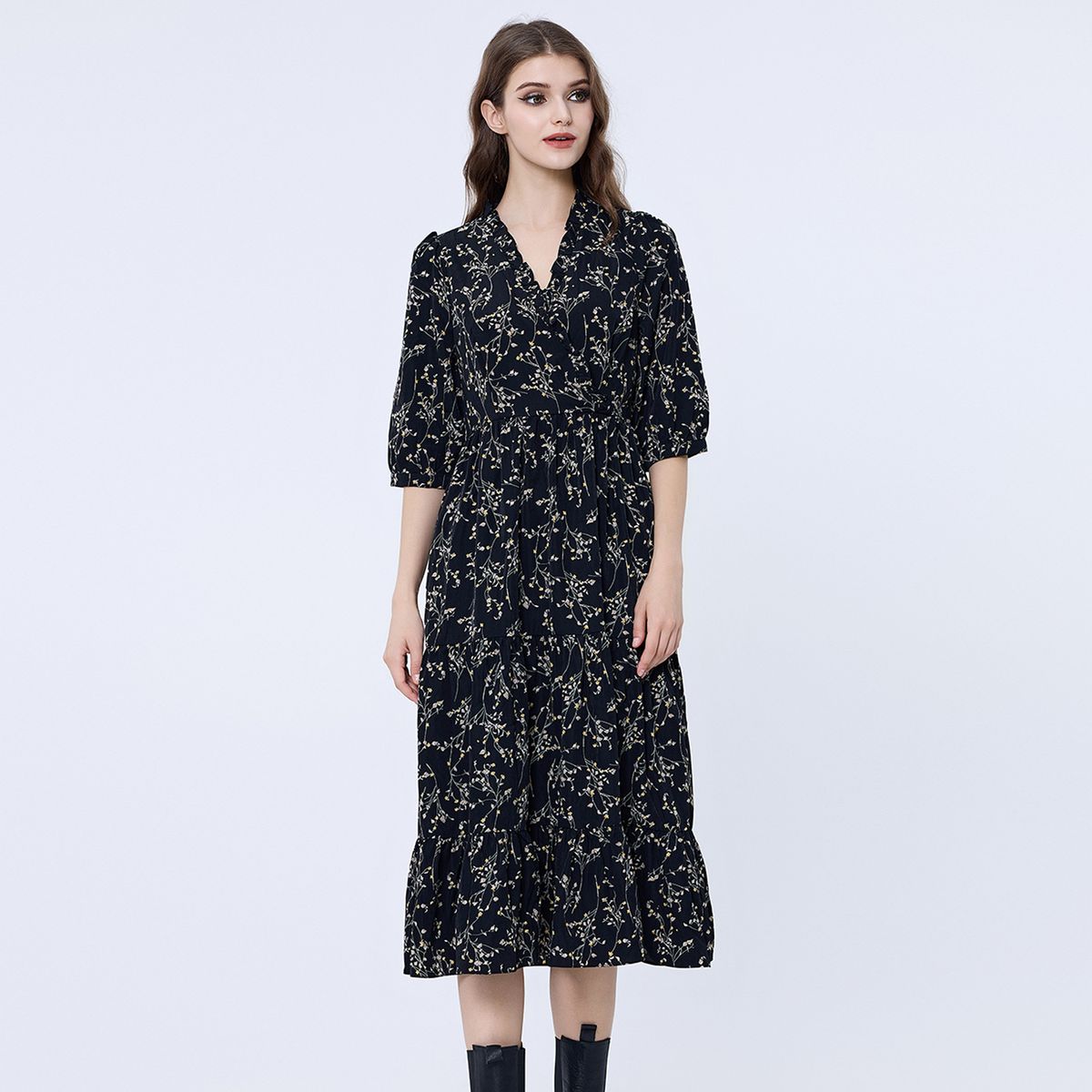Gestuftes Midi-Wickelkleid mit Blumenmuster