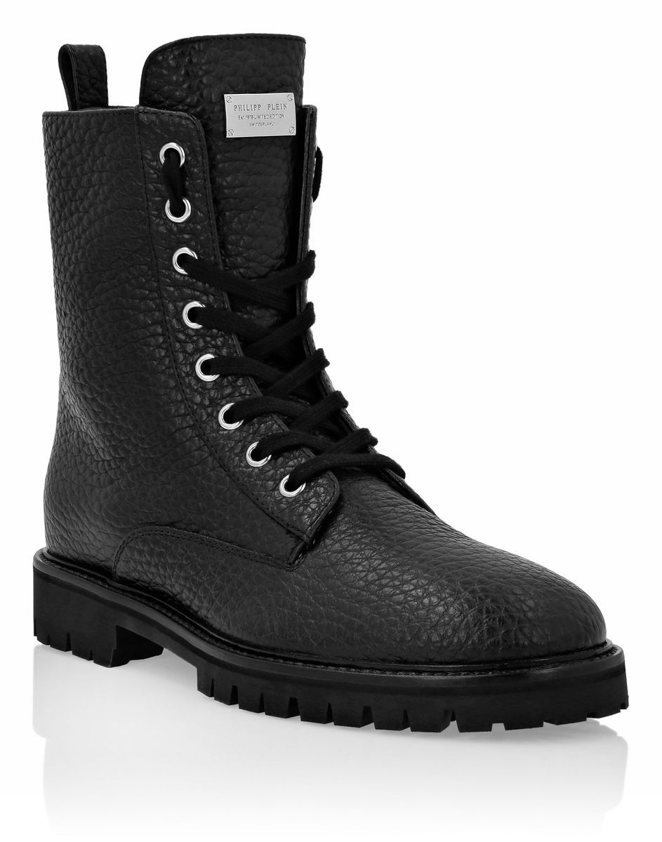 Schnürstiefel aus strukturiertem Leder mit Nieten