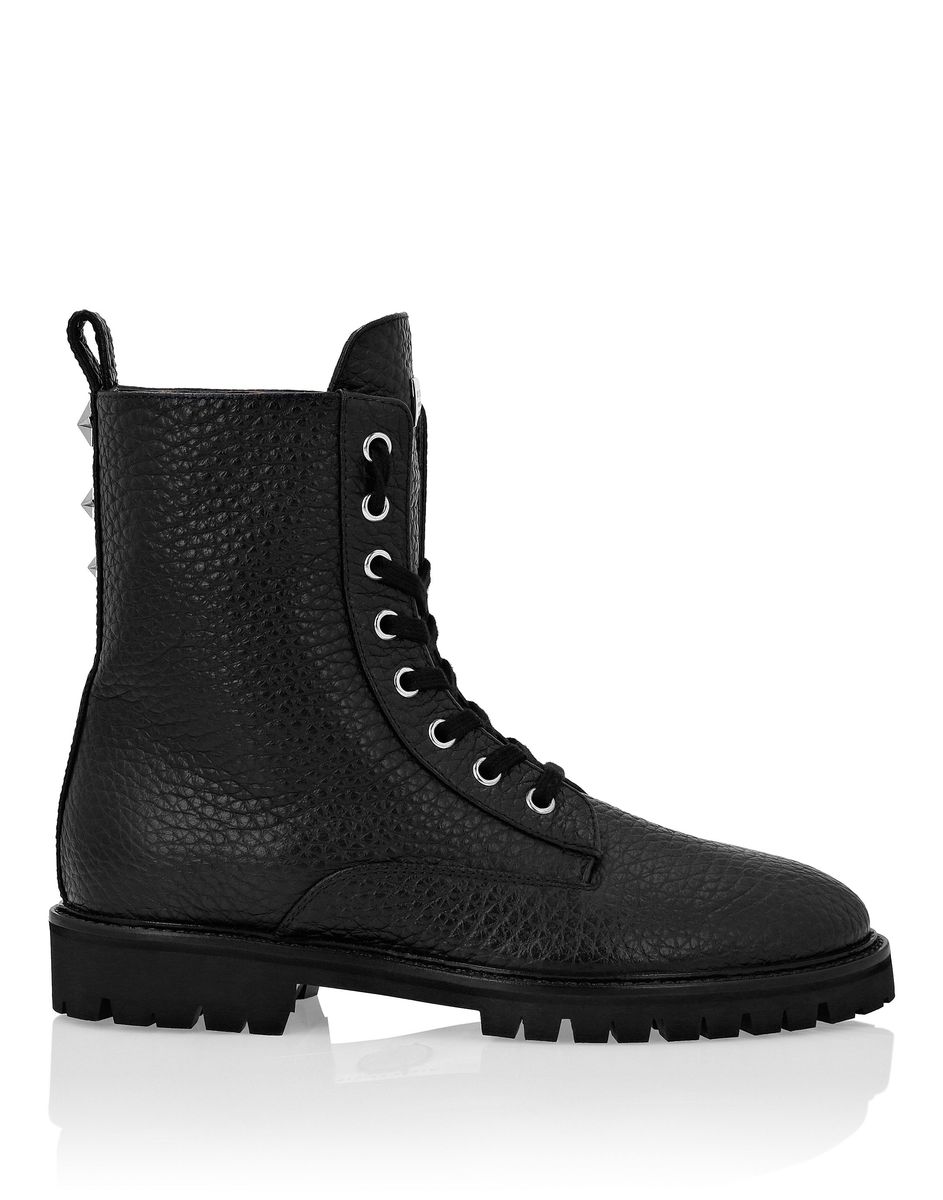 Schnürstiefel aus strukturiertem Leder mit Nieten