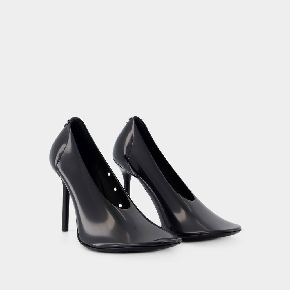 Futuristische Glänzende Pumps mit Spitze