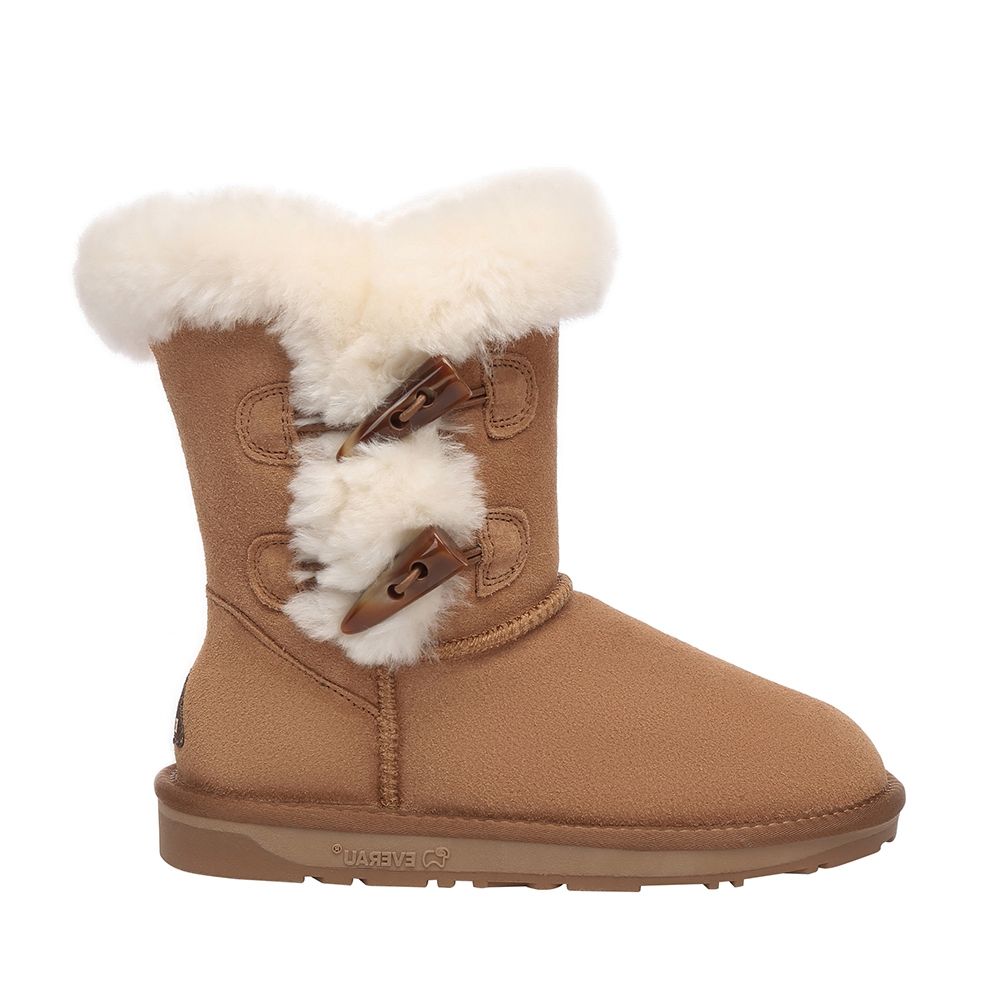 Lammfellstiefel mit Hornknöpfen