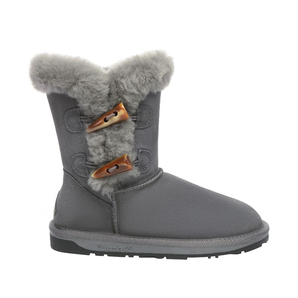 Lammfellstiefel mit Hornknöpfen