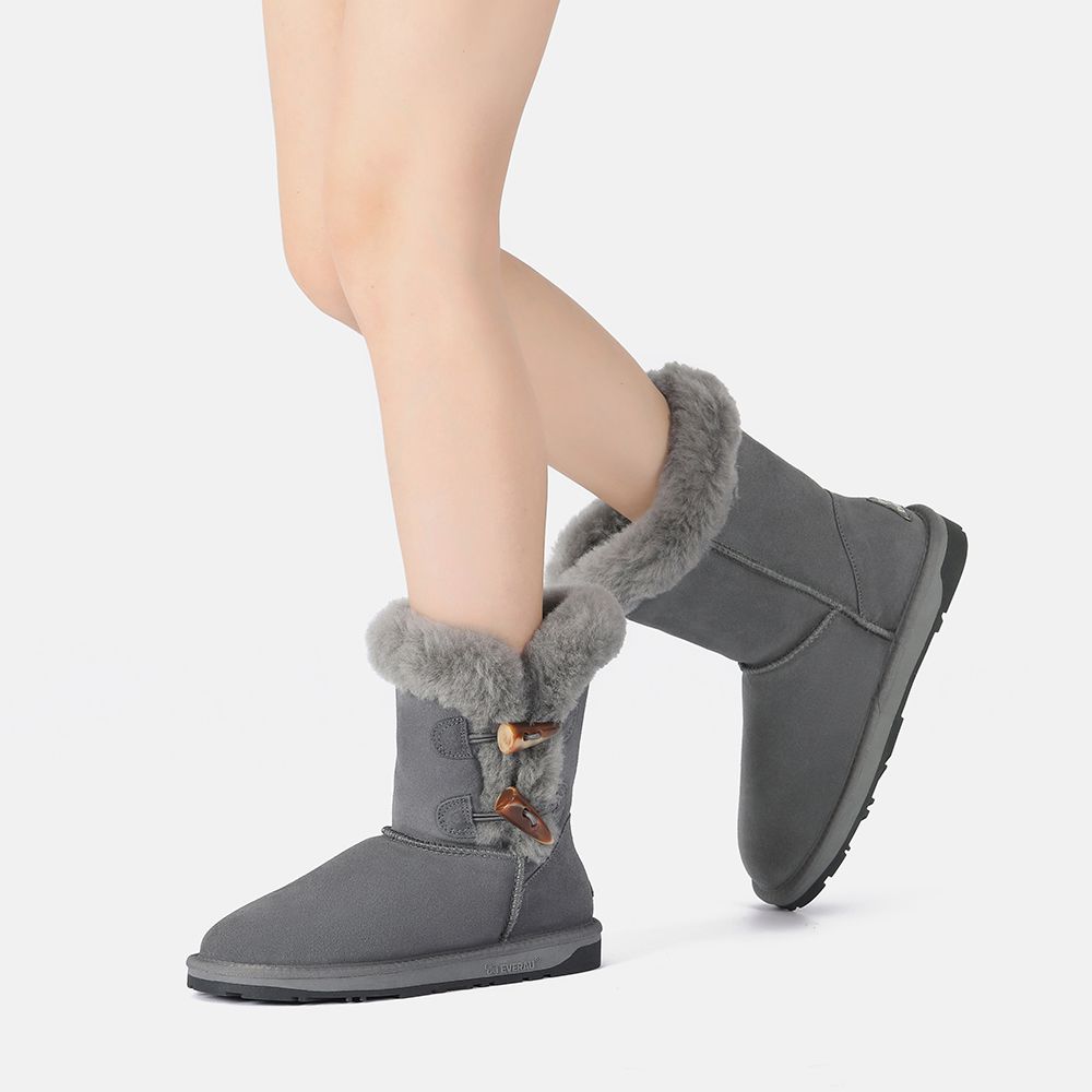 Lammfellstiefel mit Hornknöpfen