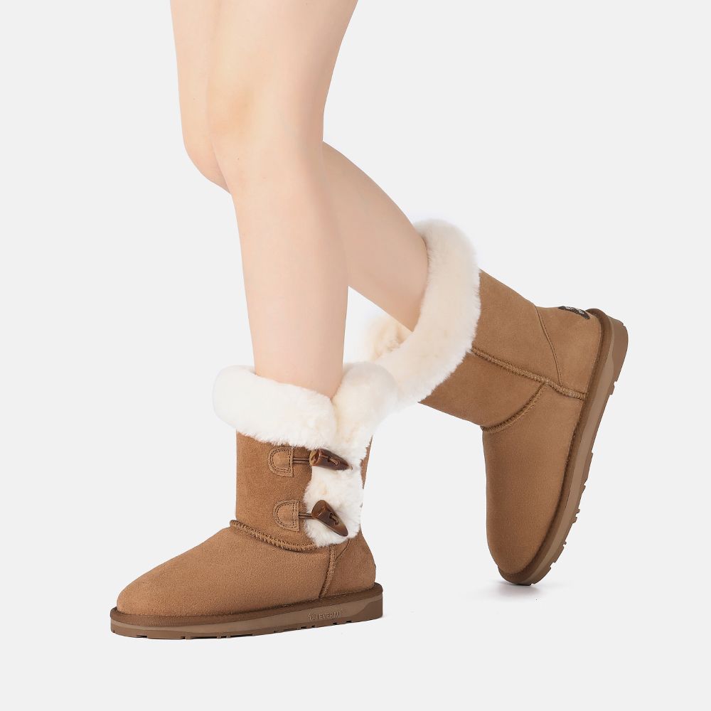 Lammfellstiefel mit Hornknöpfen