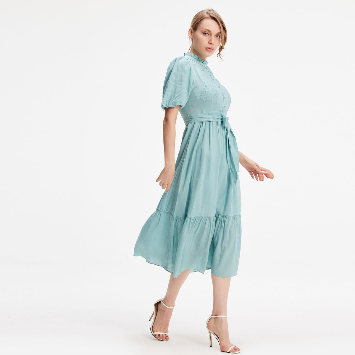 Besticktes Stufen-Midikleid mit Gürtel