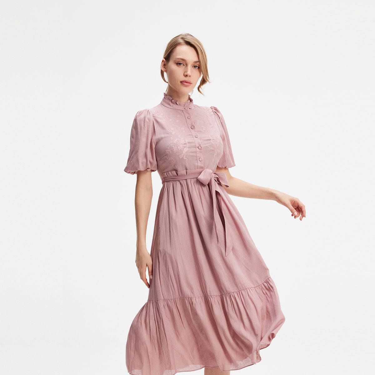 Besticktes Stufen-Midikleid mit Gürtel