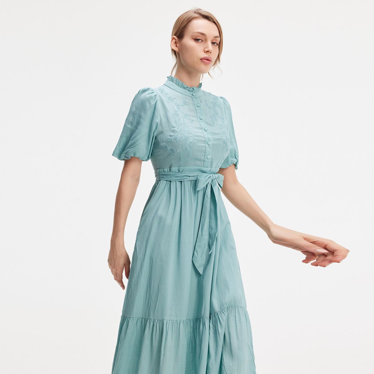 Besticktes Stufen-Midikleid mit Gürtel